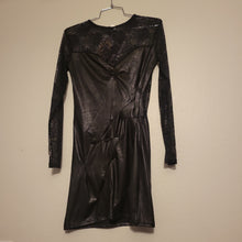 Cargar imagen en el visor de la galería, Small Black Lace Dress
