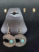 Charger l&#39;image dans la galerie, Handmade Custom Earrings
