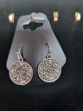 Charger l&#39;image dans la galerie, Handmade Custom Earrings
